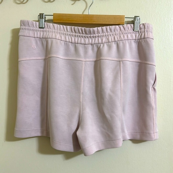 EUC Lululemon Softstreme High-Rise Short 4" Strawberry Milkshake Size 12 - Picture 2 of 2